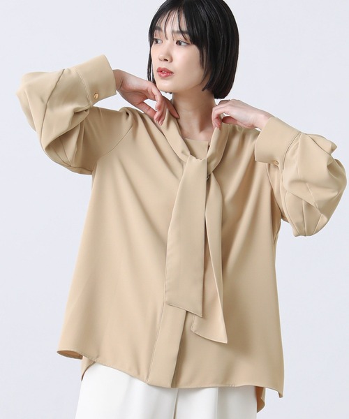 Gready Brilliant(グレディブリリアン)の「袖タックボウタイブラウス(シャツ/ブラウス・レディース・キャメル/オフホワイト・38)」の1枚目の写真