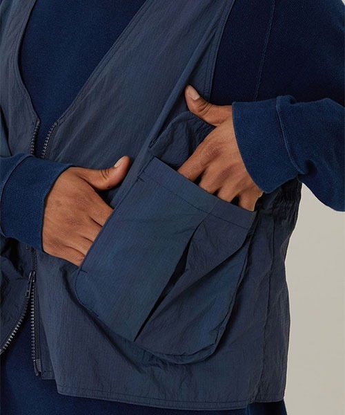 BLUE BLUE JAPAN(ブルーブルージャパン)の「ニショクゾメ リサイクルナイロン ラジオベスト(ベスト・メンズ・モカ・M/XL/L/S)」の7枚目の写真