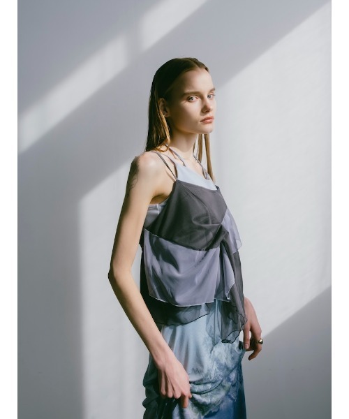 sahara(サハラ)の「Bi-color Ruffle Sheer Camisole/バイカラーラッフルシアーキャミソール(キャミソール・レディース・ブラック/ブルーグレー/ブラウン・FREE)」の4枚目の写真