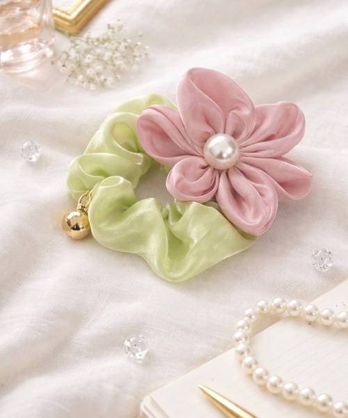 almo(アルモ)の「【Bls】【ZA】【Bling Leads】お花ヘアゴム シュシュ(BL)(シュシュ・レディース・ブルー/イエロー/オレンジ/ピンク・FREE)」の3枚目の写真