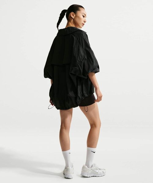 NIKE(ナイキ)の「ナイキ スポーツウェア ウィメンズ オーバーサイズド 軽量 UV ジャケット / Nike Sportswear Women's Oversized Lightweight UV Jacket IO1521-010 Black(ブルゾン・レディース・ブラック・XL/L/XS/S/M)」の13枚目の写真