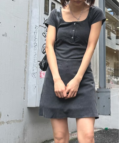 MEMECLE(メメクル)の「【 MEMECLE / メメクル 】スクエアネックフレアミニワンピース(ワンピース・レディース・ブラック/グレー・FREE)」の1枚目の写真