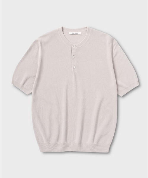 NONBLANK(ノンブランク)の「ヘンリーネックHSニット_PALE GREY(Tシャツ/カットソー・メンズ・グレー・MEDIUM/LARGE/X-LARGE)」の1枚目の写真