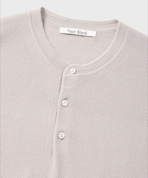 NONBLANK(ノンブランク)の「ヘンリーネックHSニット_PALE GREY(Tシャツ/カットソー・メンズ・グレー・MEDIUM/LARGE/X-LARGE)」の9枚目の写真