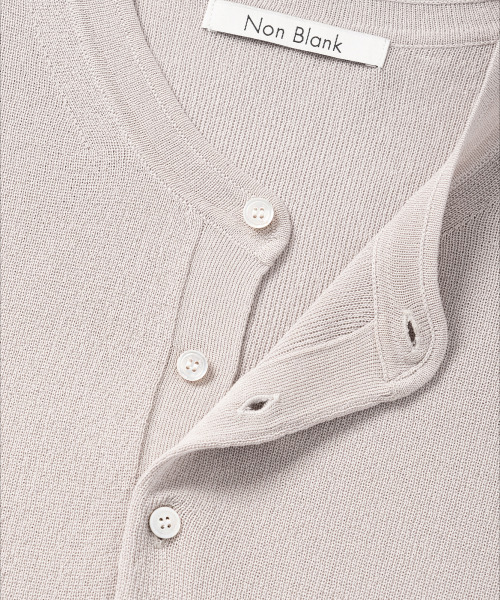 NONBLANK(ノンブランク)の「ヘンリーネックHSニット_PALE GREY(Tシャツ/カットソー・メンズ・グレー・MEDIUM/LARGE/X-LARGE)」の10枚目の写真