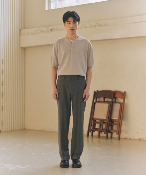 NONBLANK(ノンブランク)の「ヘンリーネックHSニット_PALE GREY(Tシャツ/カットソー・メンズ・グレー・MEDIUM/LARGE/X-LARGE)」の7枚目の写真