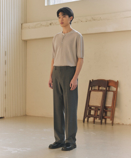 NONBLANK(ノンブランク)の「ヘンリーネックHSニット_PALE GREY(Tシャツ/カットソー・メンズ・グレー・MEDIUM/LARGE/X-LARGE)」の6枚目の写真