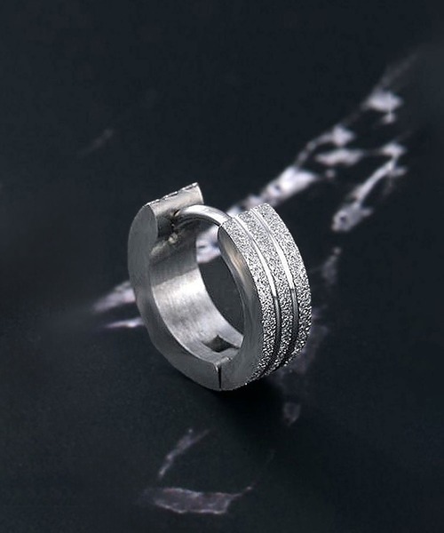 SBG(エスビー)の「SBG グリッターレイヤードライン フープピアス 片耳(ピアス(片耳用)・メンズ・ブラック/シルバー・FREE)」の2枚目の写真