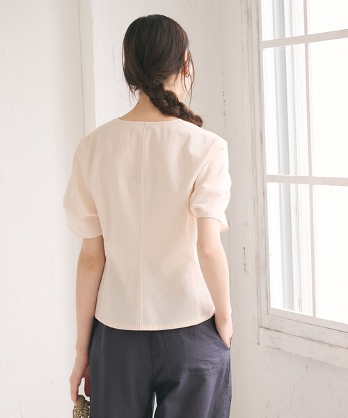 BEAUTY&YOUTH UNITED ARROWS(ビューティーアンドユースユナイテッドアローズ)の「カーブスリーブ Vネック ブラウス UVカット 防シワ ウォッシャブル(シャツ/ブラウス・レディース・ブラック/オフホワイト/ブラウン・FREE)」の4枚目の写真