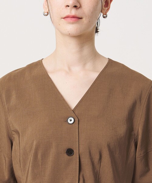 BEAUTY&YOUTH UNITED ARROWS(ビューティーアンドユースユナイテッドアローズ)の「カーブスリーブ Vネック ブラウス UVカット 防シワ ウォッシャブル(シャツ/ブラウス・レディース・ブラック/オフホワイト/ブラウン・FREE)」の16枚目の写真
