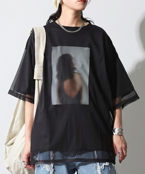 antiqua(アンティカ)の「シアー フォトプリント チュール Tシャツ(Tシャツ/カットソー・レディース・ブラック/ホワイト・ONESIZE)」の2枚目の写真