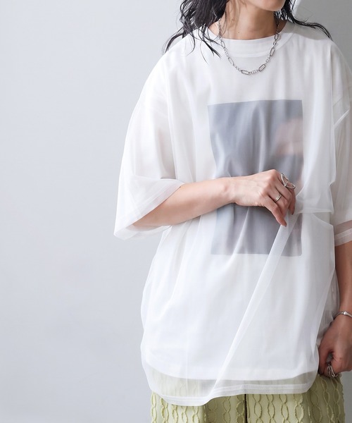 antiqua(アンティカ)の「シアー フォトプリント チュール Tシャツ(Tシャツ/カットソー・レディース・ブラック/ホワイト・ONESIZE)」の4枚目の写真