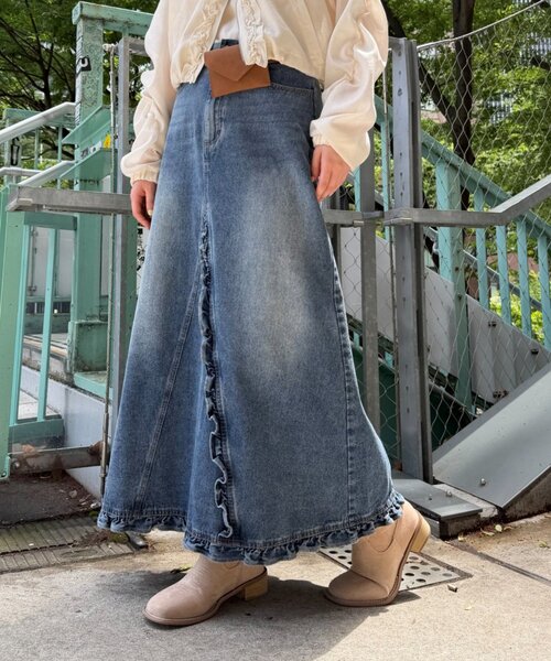 w closet（ダブルクローゼット）の「【低身長/高身長サイズあり◎】フリルデニムロングスカート（スカート・レディース・ブラック/ブルー・SMALL/MEDIUM）」の2枚目の写真