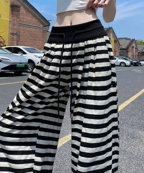 Ritzy(リッツィー)の「ボーダー柄 ワイドパンツ(その他パンツ・レディース・ブラック/ネイビー・M/L/S)」の4枚目の写真