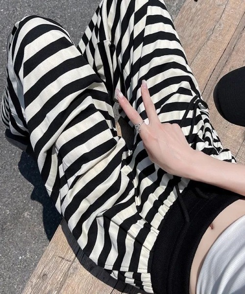 Ritzy(リッツィー)の「ボーダー柄 ワイドパンツ(その他パンツ・レディース・ブラック/ネイビー・M/L/S)」の5枚目の写真