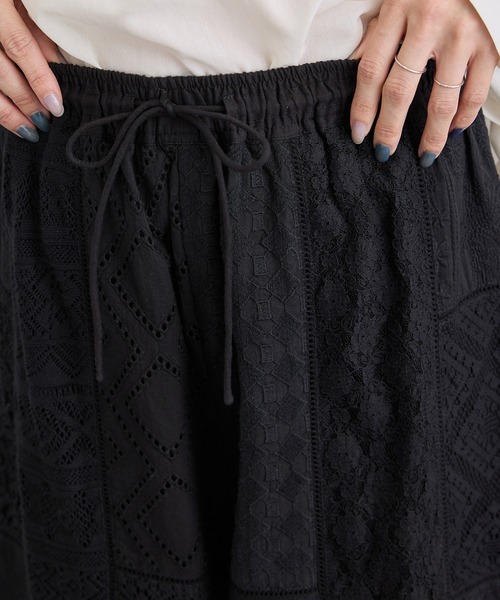 SALON adam et rope'（サロン アダム エ ロペ）の「【WEB限定】刺繍レースパッチワークパンツ / セットアップ対応（その他パンツ・レディース・ブラック/ホワイト・FREE）」の14枚目の写真