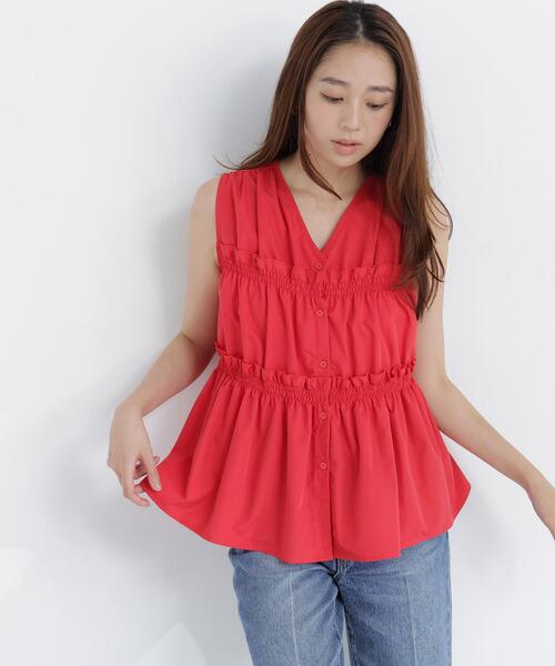 NATURAL BEAUTY BASIC(ナチュラルビューティーベーシック)の「Vネックティアードブラウス(シャツ/ブラウス・レディース・レッド/ブルー/ブラック/オフホワイト・フリ-)」の4枚目の写真