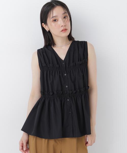 NATURAL BEAUTY BASIC(ナチュラルビューティーベーシック)の「Vネックティアードブラウス(シャツ/ブラウス・レディース・レッド/ブルー/ブラック/オフホワイト・フリ-)」の1枚目の写真