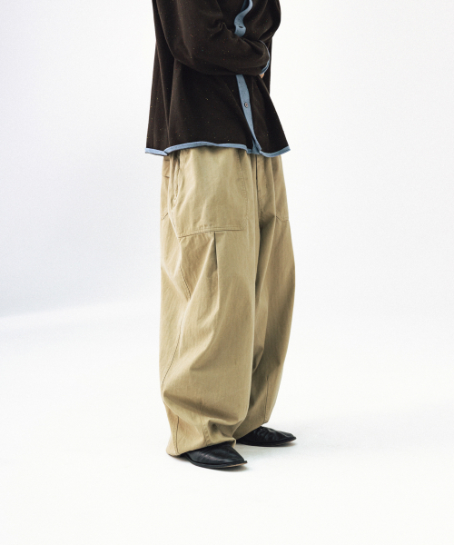 ANGLAN(アングラン)の「Herringbone Fatigue Balloon Pants - Beige(その他パンツ・メンズ・その他・1/2)」の4枚目の写真