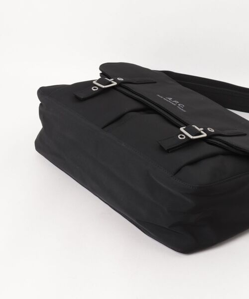 A.P.C.(アーペーセー)の「MESSENGER ARCHIVE(メッセンジャーバッグ・メンズ・カーキ/ブラック・ONESIZE)」の3枚目の写真