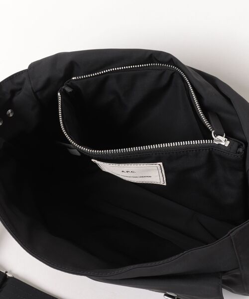A.P.C.(アーペーセー)の「MESSENGER ARCHIVE(メッセンジャーバッグ・メンズ・カーキ/ブラック・ONESIZE)」の4枚目の写真