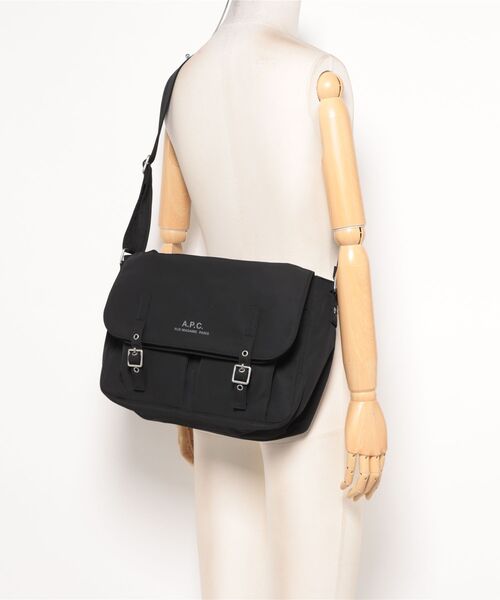 A.P.C.(アーペーセー)の「MESSENGER ARCHIVE(メッセンジャーバッグ・メンズ・カーキ/ブラック・ONESIZE)」の5枚目の写真