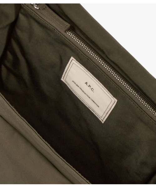 A.P.C.(アーペーセー)の「MESSENGER ARCHIVE(メッセンジャーバッグ・メンズ・カーキ/ブラック・ONESIZE)」の11枚目の写真