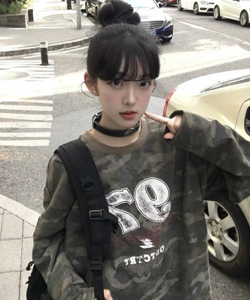 SHEPP(シープ)の「【26年秋冬新作】【UNISEX】カモフラ柄 ナンバリングロゴ オーバーサイズ ロングスリーブTシャツ(Tシャツ/カットソー・レディース・カーキ・M/L)」の1枚目の写真