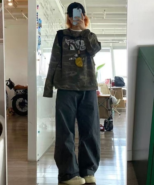 SHEPP(シープ)の「【26年秋冬新作】【UNISEX】カモフラ柄 ナンバリングロゴ オーバーサイズ ロングスリーブTシャツ(Tシャツ/カットソー・レディース・カーキ・M/L)」の2枚目の写真