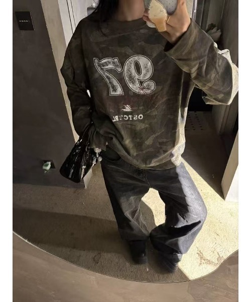 SHEPP(シープ)の「【26年秋冬新作】【UNISEX】カモフラ柄 ナンバリングロゴ オーバーサイズ ロングスリーブTシャツ(Tシャツ/カットソー・レディース・カーキ・M/L)」の4枚目の写真