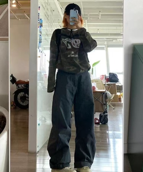 SHEPP(シープ)の「【26年秋冬新作】【UNISEX】カモフラ柄 ナンバリングロゴ オーバーサイズ ロングスリーブTシャツ(Tシャツ/カットソー・レディース・カーキ・M/L)」の5枚目の写真