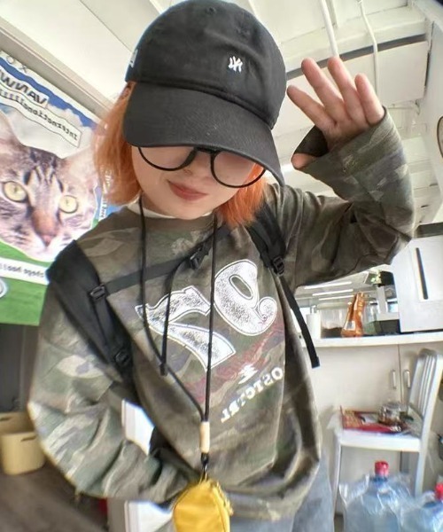 SHEPP(シープ)の「【26年秋冬新作】【UNISEX】カモフラ柄 ナンバリングロゴ オーバーサイズ ロングスリーブTシャツ(Tシャツ/カットソー・レディース・カーキ・M/L)」の8枚目の写真