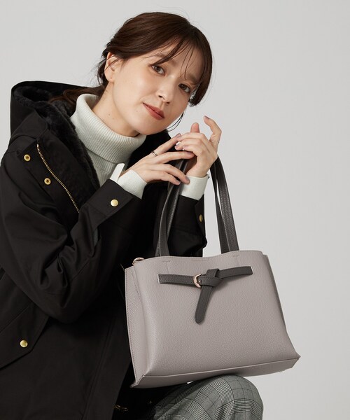 SHOO・LA・RUE(シューラルー)の「【軽量/2WAY】ふわっと軽いベルトトートバッグ(トートバッグ・レディース・ブラック/ベージュ/グレー系その他5・00)」の2枚目の写真