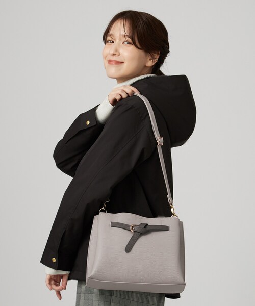 SHOO・LA・RUE(シューラルー)の「【軽量/2WAY】ふわっと軽いベルトトートバッグ(トートバッグ・レディース・ブラック/ベージュ/グレー系その他5・00)」の9枚目の写真