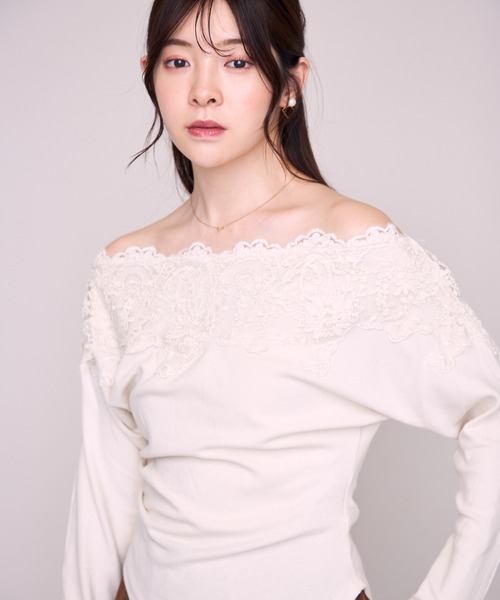 MISCH MASCH(ミッシュマッシュ)の「2026秋冬新作 アシメレースオフショルトップス(Tシャツ/カットソー・レディース・アイボリー/ブラック・フリ-)」の2枚目の写真