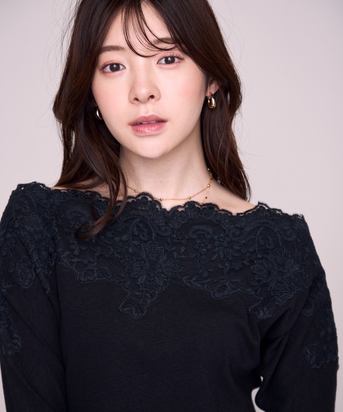 MISCH MASCH(ミッシュマッシュ)の「2026秋冬新作 アシメレースオフショルトップス(Tシャツ/カットソー・レディース・アイボリー/ブラック・フリ-)」の1枚目の写真