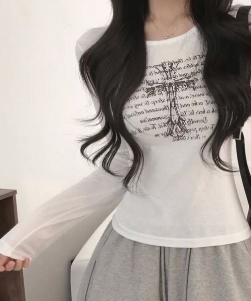 VIVID LADY（ビビッドレディー）の「クロス＆レタリングプリント ロンT（Tシャツ/カットソー・レディース・ブラック/グレー/アイボリー・FREE）」の8枚目の写真