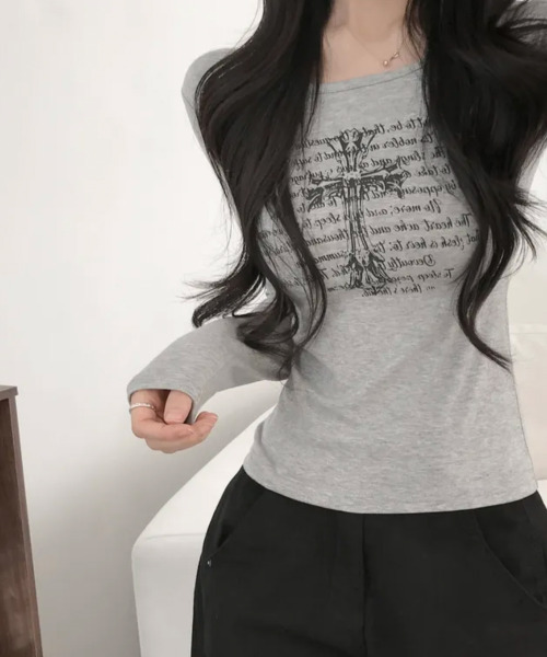 VIVID LADY（ビビッドレディー）の「クロス＆レタリングプリント ロンT（Tシャツ/カットソー・レディース・ブラック/グレー/アイボリー・FREE）」の12枚目の写真