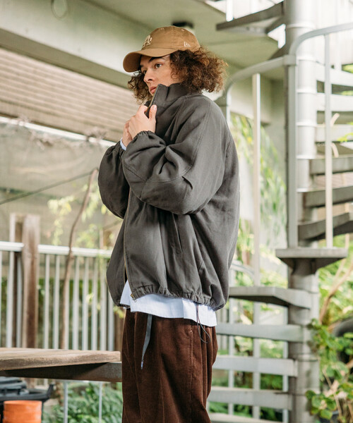 FREAK'S STORE（フリークスストア）の「限定展開中綿 スタンドカラー タックブルゾン（ブルゾン・メンズ・チャコールグレー/ベージュ/ブラウン/ブラック・LARGE/MEDIUM/SMALL）」の17枚目の写真