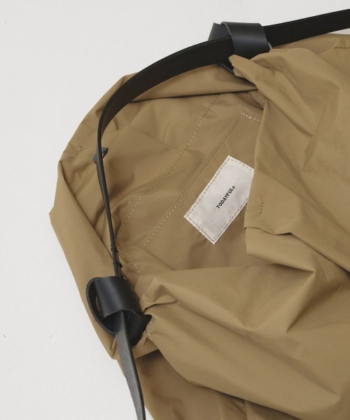 TODAYFUL（トゥデイフル）の「[TODAYFUL/トゥデイフル] レザーベルト ナイロンショルダーバッグ（ショルダーバッグ・レディース・ベージュ/ブラック・F）」の4枚目の写真
