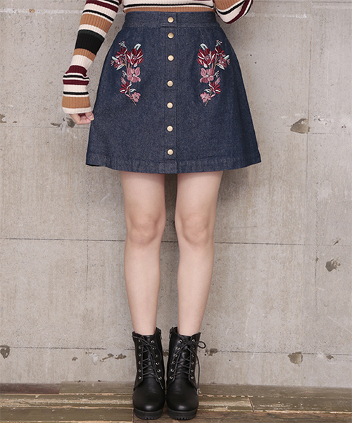 one after another NICE CLAUP（ワンアフターアナザーナイスクラップ）の「前釦台形スカート（スカート・レディース・キャメル/ボルドー/インディゴブルー・FREE）」の2枚目の写真