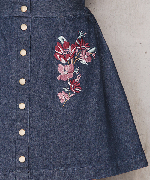 one after another NICE CLAUP（ワンアフターアナザーナイスクラップ）の「前釦台形スカート（スカート・レディース・キャメル/ボルドー/インディゴブルー・FREE）」の4枚目の写真