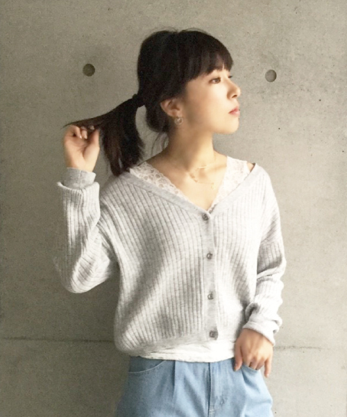 mysty woman（ミスティウーマン）の「4者混ワイドリブニットオフショルVネックカーディガン（カーディガン/ボレロ・レディース・オフホワイト/トップグレー/レッド/ネイビー・FREE）」の3枚目の写真