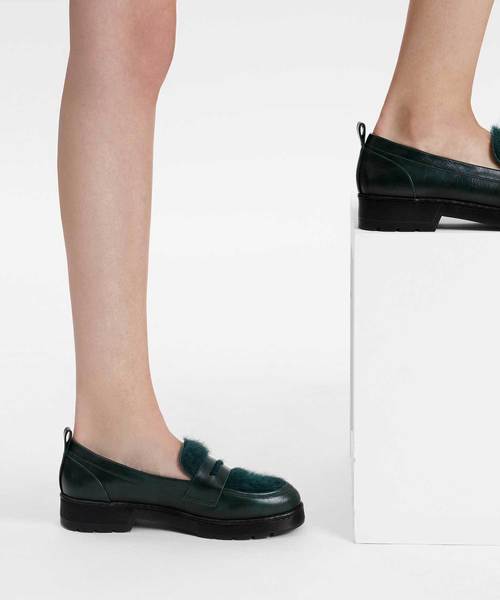 CHARLES & KEITH(チャールズ & キース)の「ファーリーペニーローファー / FURRY PENNY LOAFERS(ローファー・レディース・ブラック/ダークグリーン/バーガンディー・22.5cm/23cm/23.5cm/24.5cm/25cm/25.5cm)」の10枚目の写真