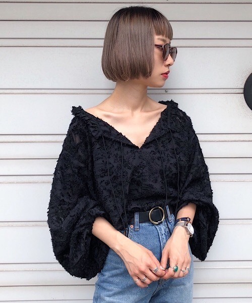 PAGEBOY（ページボーイ）の「【WEB限定】ジャガードボリュームスリーブブラウス（シャツ/ブラウス・レディース・ホワイト/ブラック・FREE）」の2枚目の写真