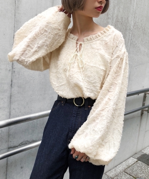 PAGEBOY（ページボーイ）の「【WEB限定】ジャガードボリュームスリーブブラウス（シャツ/ブラウス・レディース・ホワイト/ブラック・FREE）」の4枚目の写真