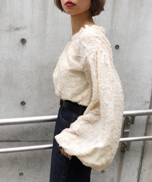 PAGEBOY（ページボーイ）の「【WEB限定】ジャガードボリュームスリーブブラウス（シャツ/ブラウス・レディース・ホワイト/ブラック・FREE）」の6枚目の写真