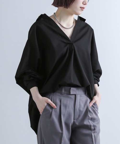 n'OrLABEL（ノアールレーベル）の「『スキッパーネックシルエットシャツ』（シャツ/ブラウス・レディース・ホワイト/ブラック/カーキ/ピンクベージュ・FREE）」の2枚目の写真