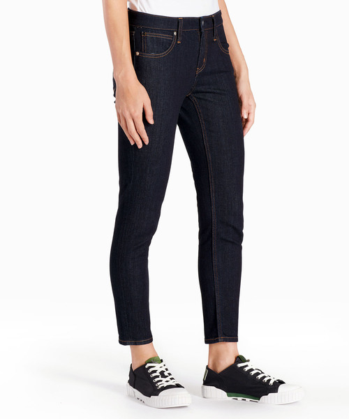 Calvin Klein Jeans(カルヴァンクラインジーンズ)の「ボディー 5ポケット ブラック デニムパンツ(デニムパンツ・レディース・ブラック/ブルー・27inch/24inch/25inch/26inch)」の2枚目の写真