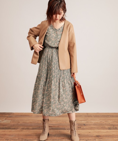 natural couture(ナチュラルクチュール)の「【WEB限定】ランダムプリーツパール釦ワンピース(ワンピース・レディース・ブラウン/モカ/サックスブルー/その他1/その他2・FREE)」の4枚目の写真